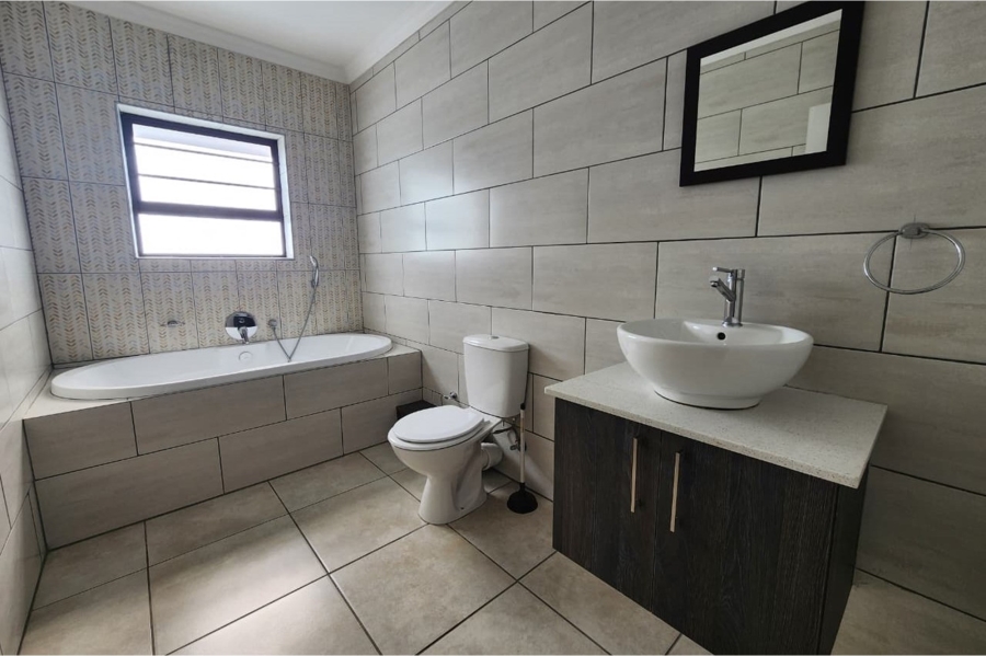 To Let 4 Bedroom Property for Rent in Fountains Estate Eastern Cape
